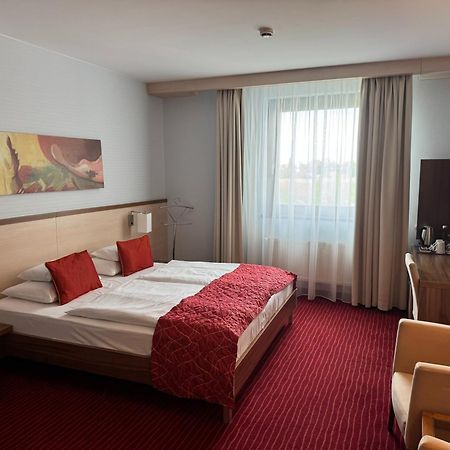 Hotel Famulus Győr Buitenkant foto