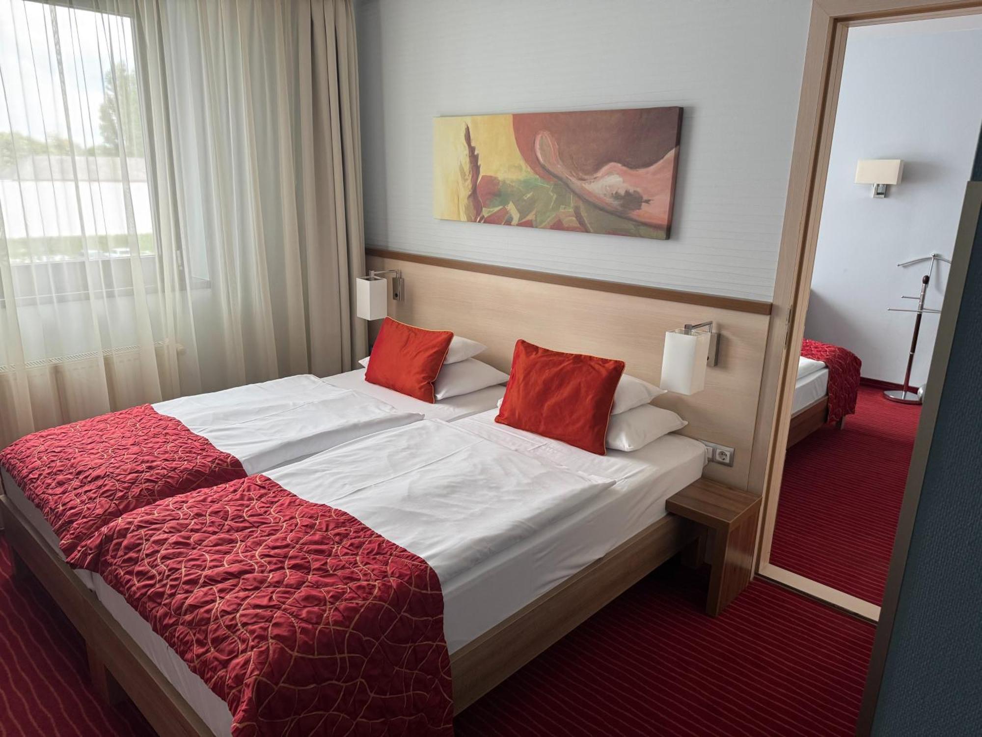 Hotel Famulus Győr Buitenkant foto