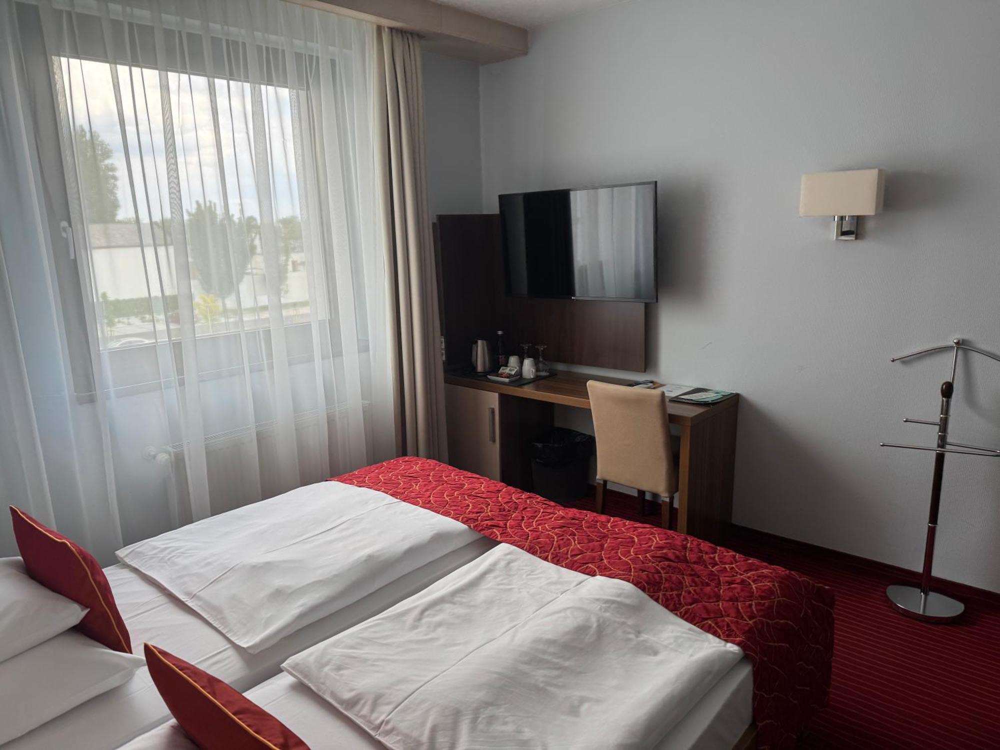 Hotel Famulus Győr Buitenkant foto